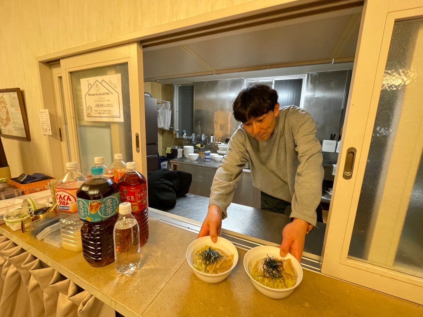 子ども食堂で油そばを手渡す