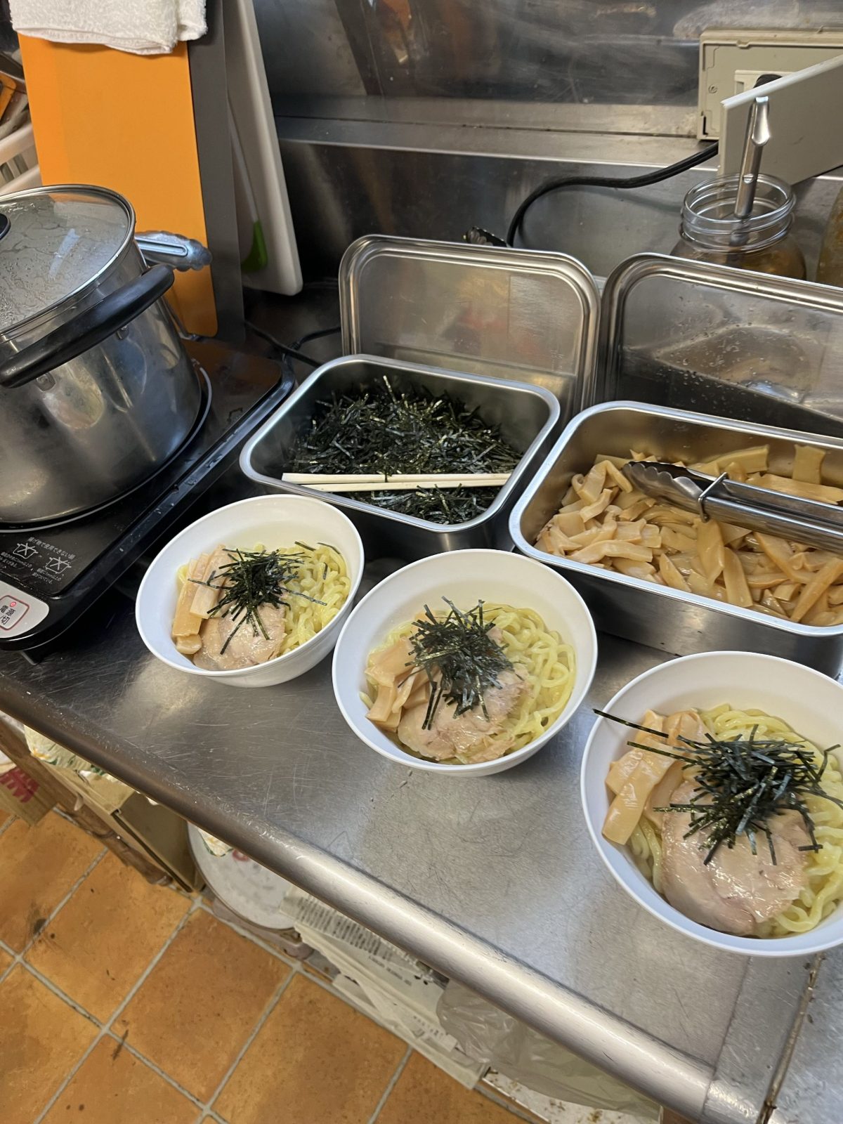 盛り付けた油そば