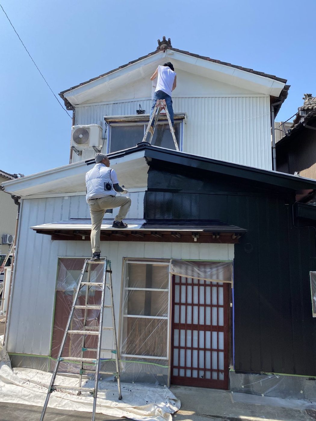 古民家の外壁を塗る